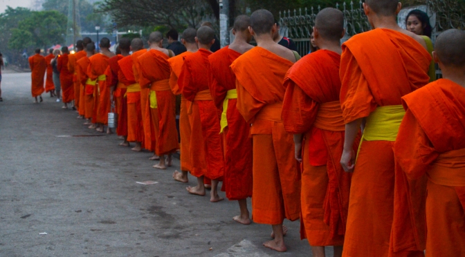 Ronda das almas e mais encantos em Luang Prabang