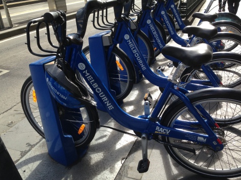 a prefeitura disponibiliza bikes (pagando uma taxa de 2,80 dolares por hora) e vem com capacete!